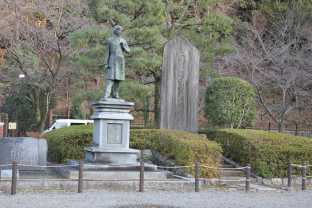 田邊朔郎像_H25.12.10撮影