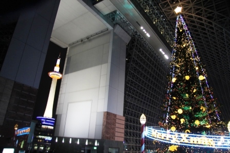 京都タワーとクリスマスツリー_H25.12.10撮影