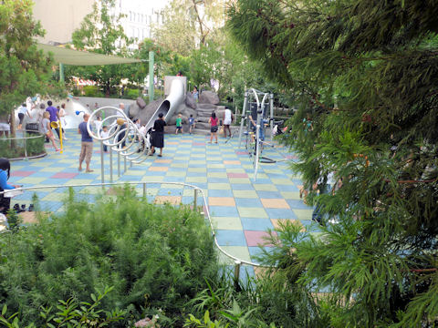 裏は児童公園