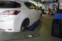 右後輪が外されたCT200h130421