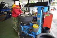 CT200hの右後輪タイヤパンク修理中130421