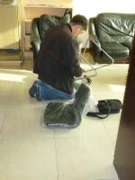 IKEA人員背もたれ交換中130530