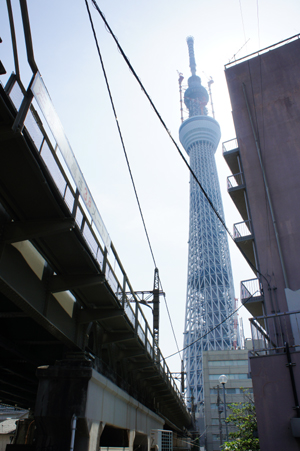 路地からのスカイツリー