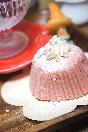 苺の蒸しケーキ