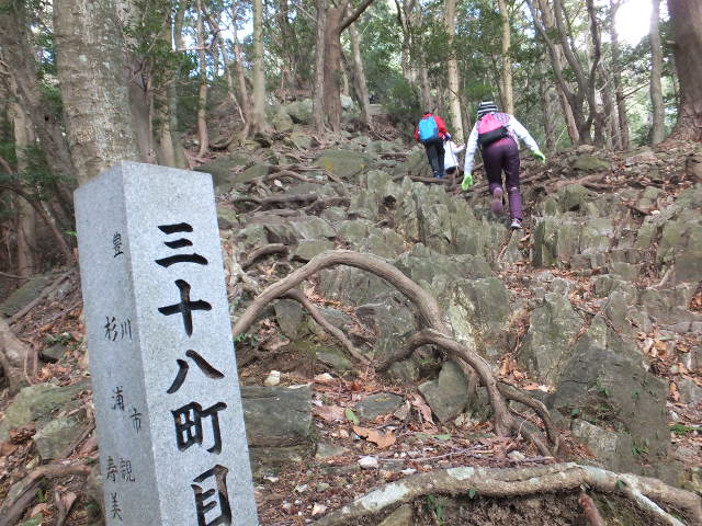 石の間をぬって登る