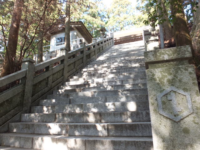 この上が神社