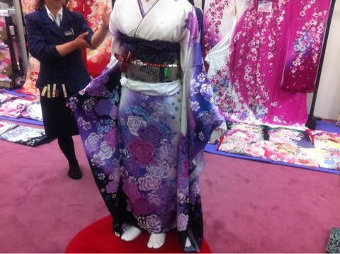 東京きもの振袖 白と紫のバラの花の振袖