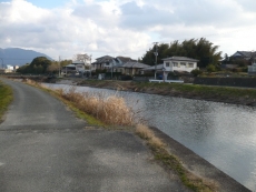 須恵川沿いを歩く