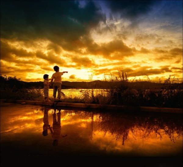 子供と朝陽がある情景のimage
