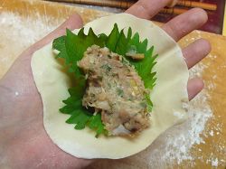 大葉と具をつつむ