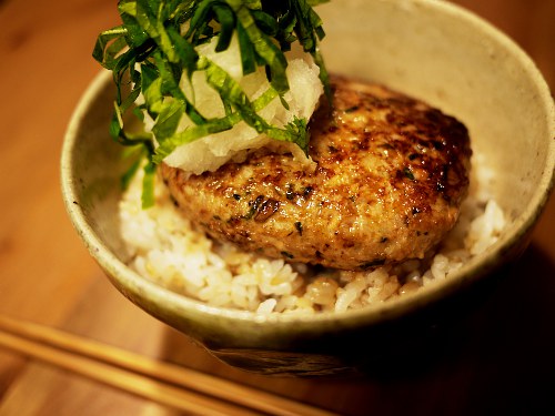 「ドロヘドロ」のまかないギョーザバーグ丼