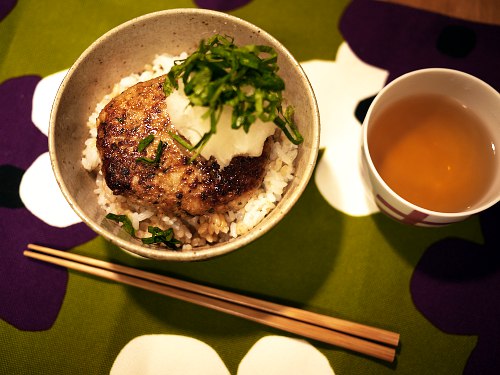 「ドロヘドロ」のまかないギョーザバーグ丼