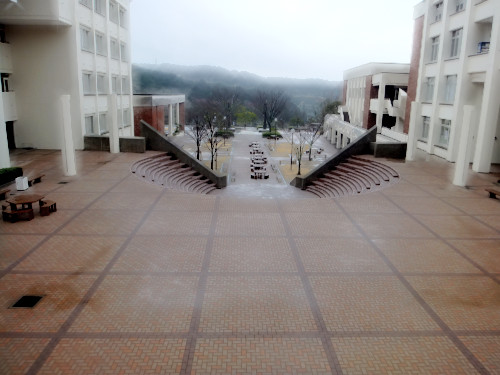 雨のキャンパス