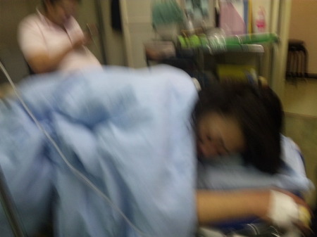 ヒロ姉点滴中。