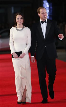 5日、ロンドンでマンデラ氏の自伝映画の試写会に出席する英ウィリアム王子(右)とキャサリン妃