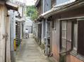 12狭い路地と元気な老人たち