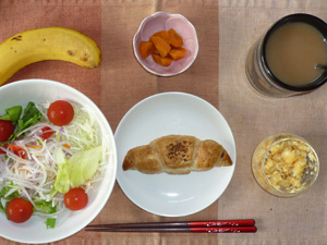 チョコクロワッサン,サラダ,フライドオニオン入りスクランブルエッグ,人参の煮物,バナナ,コーヒー