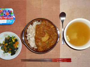 トマトたっぷりカレーライス,ほうれん草のソテー,玉葱のスープ,ヨーグルト
