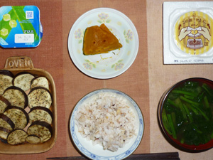 胚芽押麦入り五穀米,納豆,茄子のオーブン焼き,カボチャの煮物,ほうれん草のおみそ汁,ヨーグルト
