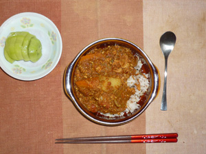 トマトたっぷりカレーライス,フライドオニオン,キウイフルーツ