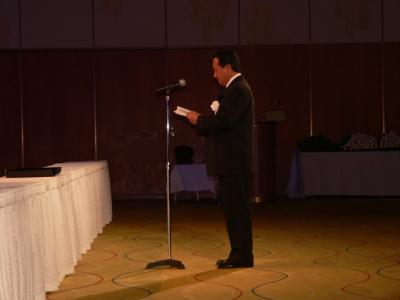 祭壇前で弔辞を読む倉本昌弘氏