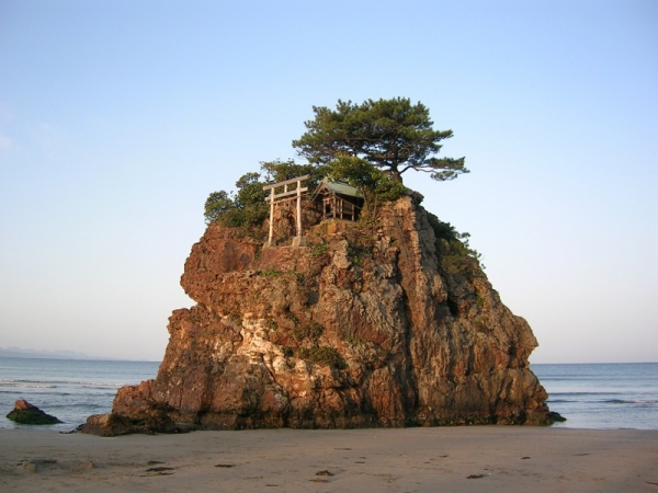 引佐浜の弁天島