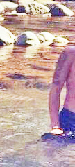 板野の写真に写り込んだ男
