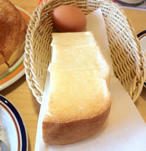 モーニングのゆで卵とトースト
